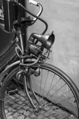 Eine Detailansicht von einem alten rostigen Fahrrad in der Stadt.