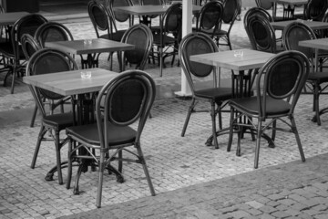 Ein leerer Tisch mit zwei Stühlen in einem Restaurant.
