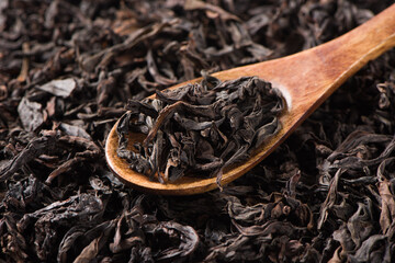 dry black tea leaf on spoon texture background - obrazy, fototapety, plakaty