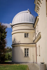 Blick auf eine Kuppel von einer Sternwarte.

