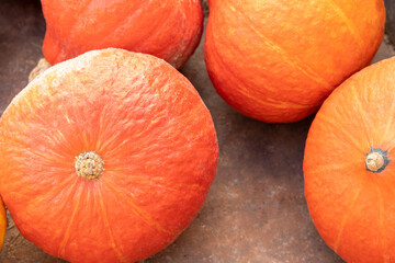 Orange Kürbisse im Oktober Herbst