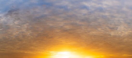 Fototapeta na wymiar Sunrise in the morning with plenty of clouds in the sky.