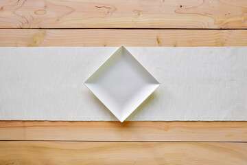 Piatto vuoto sul tavolo