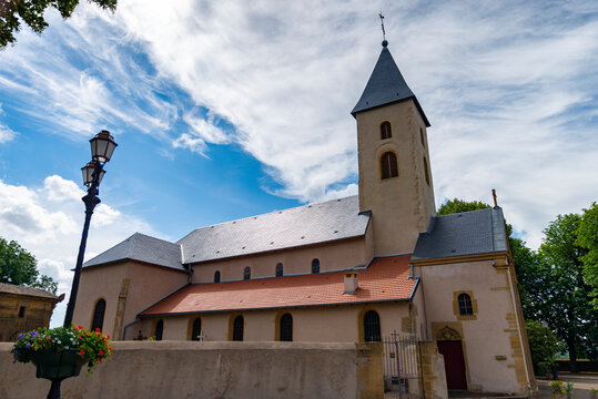 Belle petite église Saint-Rémy de Scy à Scy-Chazelles sur un ciel bleu du 11eme siècle