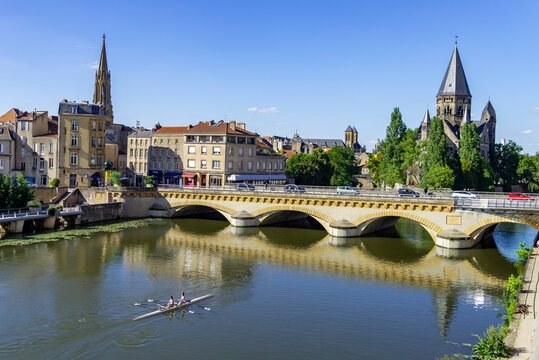 Vue sur le pont Moyen de Metz avec une embarcation type canoé d'aviron sur le fleuve