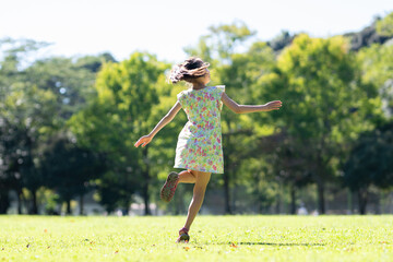 芝生で踊る少女