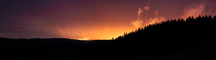 Zachód słońca na tle gór 