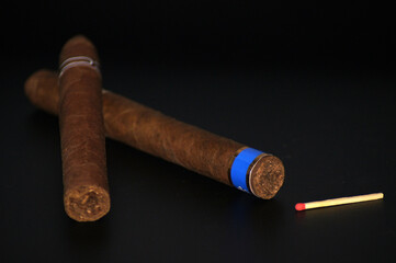 Kubanische Zigarre freigestellt auf schwarzem Hintergrund