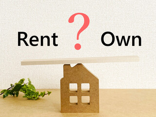 家小物の上の天秤棒_Rent or own文字入り