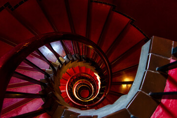 赤の螺旋階段