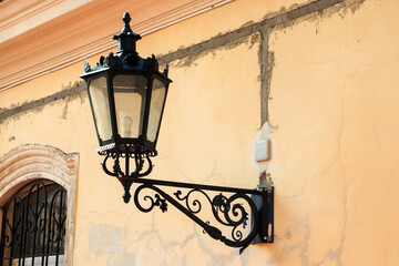 Fototapeta na wymiar Old street light lantern on bilding