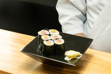 寿司職人が握る巻寿司