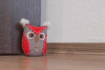 Strap for an interior door in the shape of a Christmas owl