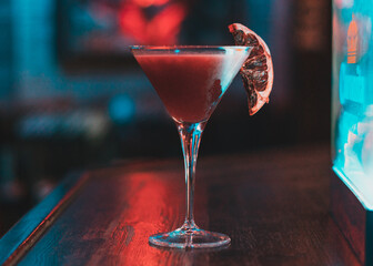 Cocktail en barra de bar de copas