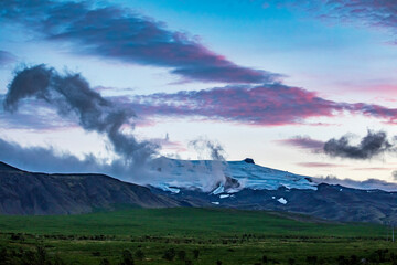 Obraz premium dramatic and moody sky on the glaciers of Vatnajokull National Park in Iceland