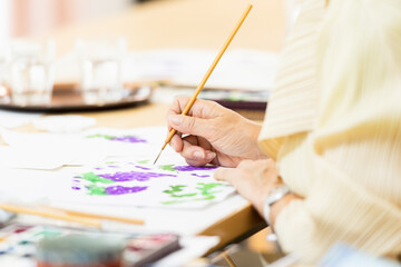 カルチャーセンターで絵を習う女性