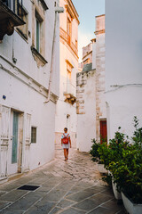 Obraz premium Girl walking through the alleys of the historic center of Martina Franca