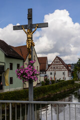 12.09.2021, GER, Bayern, Waischenfeld: Kreuz auf einer Br&uuml;cke im Ort.