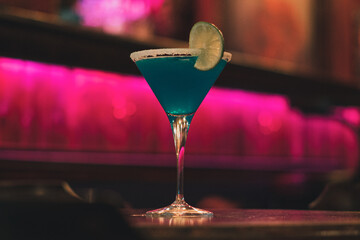 Cocktail en mesa de bar de copas