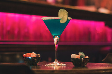 Cocktail en barra de bar de copas
