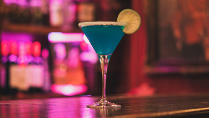 Cocktail en barra de bar de copas