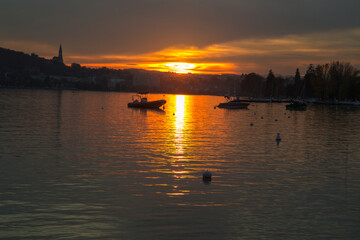 Fototapeta na wymiar Coucher de soleil sur le lac d'Annecy
