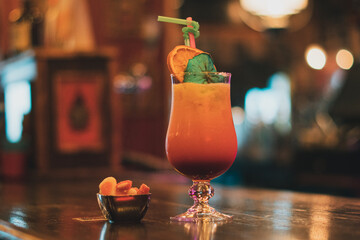 Cocktail en barra de bar de copas