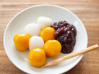 茹で小豆を添えたかぼちゃ白玉団子