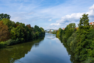 Fototapeta na wymiar 13.09.2021, GER, Bayern, Bamberg: Blick von der Marienbrücke auf die Luitpoldbrücke über den Fluss Regnitz.