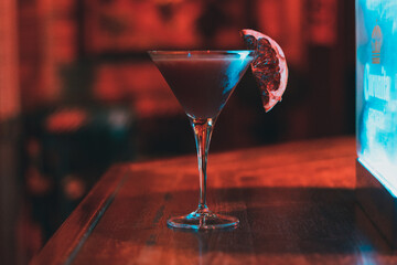 Cocktail en barra de bar de copas