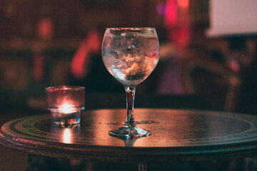 Copa en mesa de pub