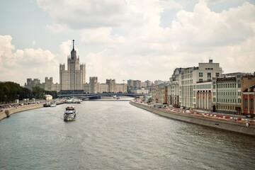 Fototapeta na wymiar cityscape overlooking the river in Moscow