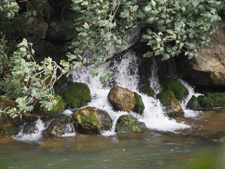 cascada de agua sobre grandes rocas en el rio segre a su paso por camarasa, lerida, españa, europa