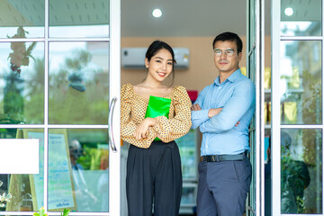 Business owners, coffee, bakery, men, women, smiling employees bakery shop Convenience stores welcome and serve customers.