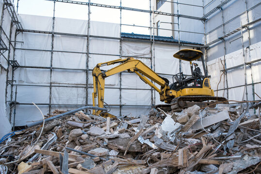 Demolition of old residential building in Tokyo, Japan　家屋・ビルの解体工事現場