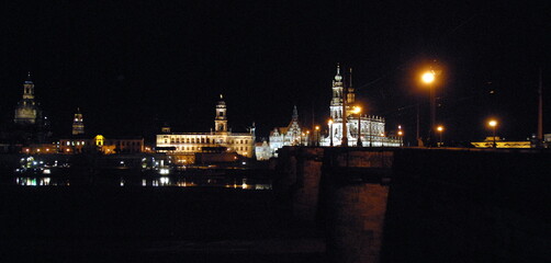 Fototapeta na wymiar Dresden bei Nacht, Augustusbrücke