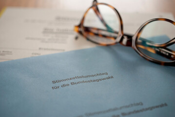 Briefwahl Wahlunterlagen, blauer Umschlag