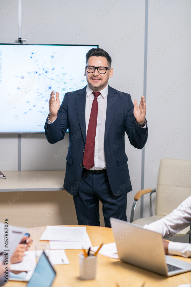 Aufkleber successful coach in formalwear explaining points of business course to audience