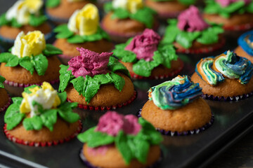 gebackener Cupcake mit bunter Verzierung auf Tisch
