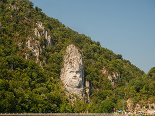 Die in Stein gemeißelte Statue des Decebalus (Dakerkönig) in der Donau in der Nähe der...