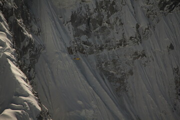 helicopter in the himalayas 