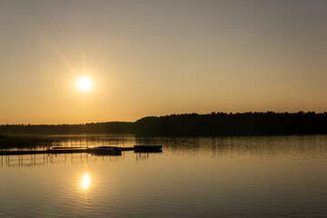 Fototapeta na wymiar Badesee Brandenburg Sommer Sonnenuntergang natürlicher See 