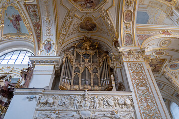Fototapeta na wymiar Orgel in der Basilika St. Lorenz, Kempten
