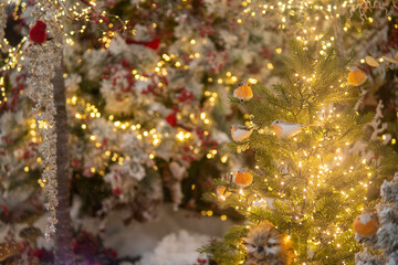 Obraz na płótnie Canvas toy birds sitting on a tree with lights. Christmas installation