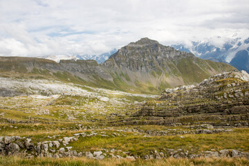 Le désert de Platé dans les alpes françaises en face du Mont Blanc, un ensemble calcaire formé de lapiaz.
Situé en haute altitude et uniquement accessible à pieds.