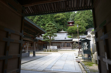 Fototapeta premium 宝山寺 中門から境内を望む 奈良県生駒市