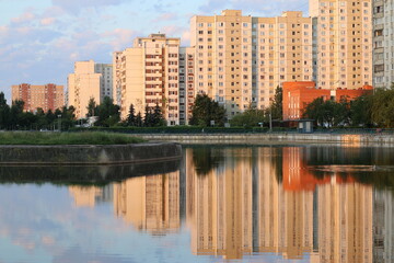 Obraz premium City pond in Zelenograd administrative district in Moscow, Russia. Beautiful sunrise