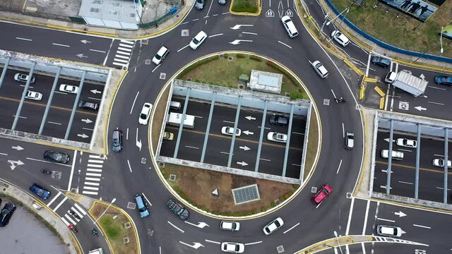 VISTA DRONE DE PUENTE O ROTONDA EN DONDE LOS CARROS PASABAN SIN PARAR; DE LA CIUDAD DE PANAM&Aacute;, &Aacute;REA DE MULTIPLAZA. DRONE VIEW OF BRIDGE OR ROUNDABOUT WHERE CARS WERE PASSING WITHOUT STOPPING; PANAMA