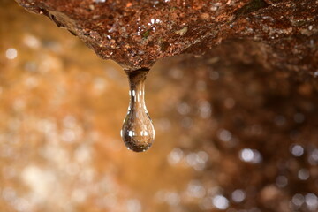 GOTA DE AGUA CAYENDO EN UN  NACIENTE