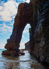 Arcos en la roca caracteristicos de la costa de la playa de las Catedrales de Galicia